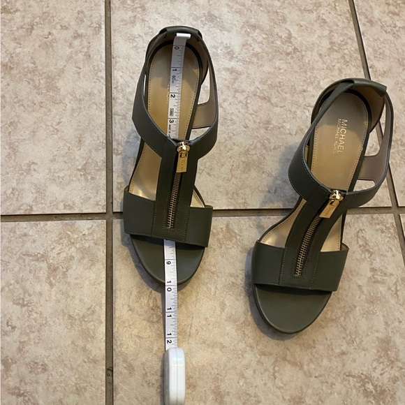 Michael Kors Alexia Leather Platform Sandal in Admiral (Drab Green), size 9M - Picture 6 of 6